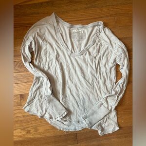 We The Free Light Gray V-Neck Long Sleeve Top